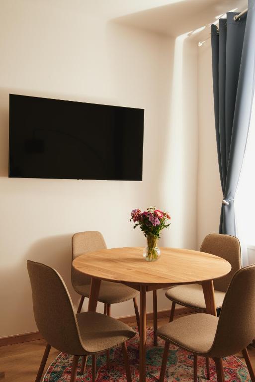 Televízia a/alebo spoločenská miestnosť v ubytovaní MALIXA - Apartment in the heart of Vienna next to Metro