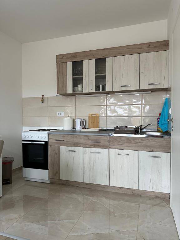 Kuchyň nebo kuchyňský kout v ubytování MM Apartman
