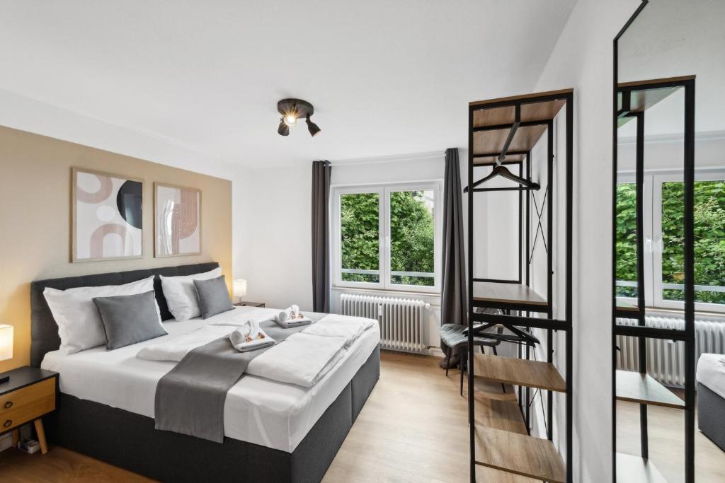 Un dormitorio con una cama grande y una escalera en KStay Apartments - Kaiserberg - Kitchen - WIFI - Parking, en Kaiserslautern