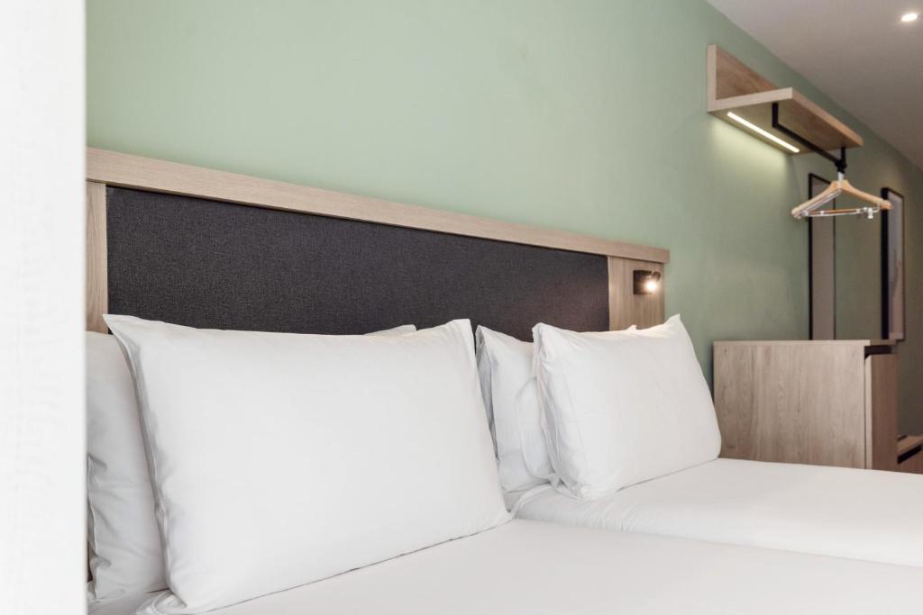 Postel nebo postele na pokoji v ubytování Hotel Levante St Julian's, Affiliated by Melia