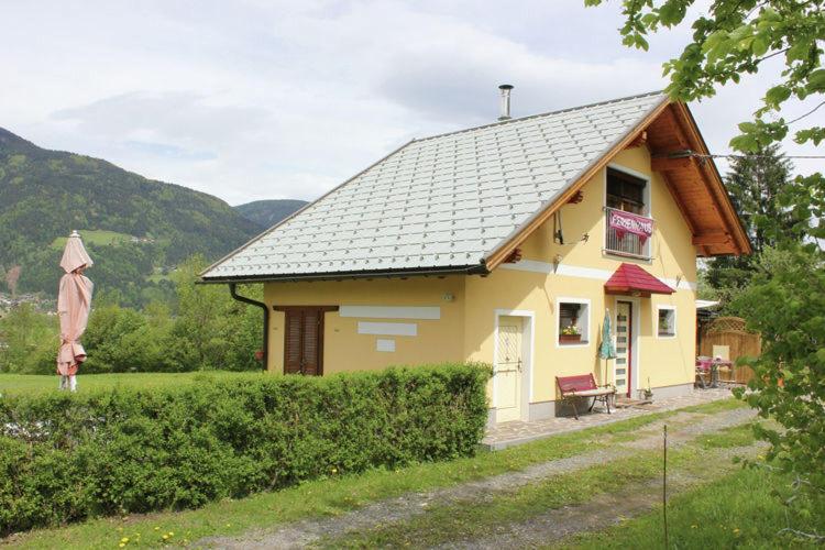 Nespecifikovaný výhled na hory nebo výhled na hory při pohledu z prázdninového domu