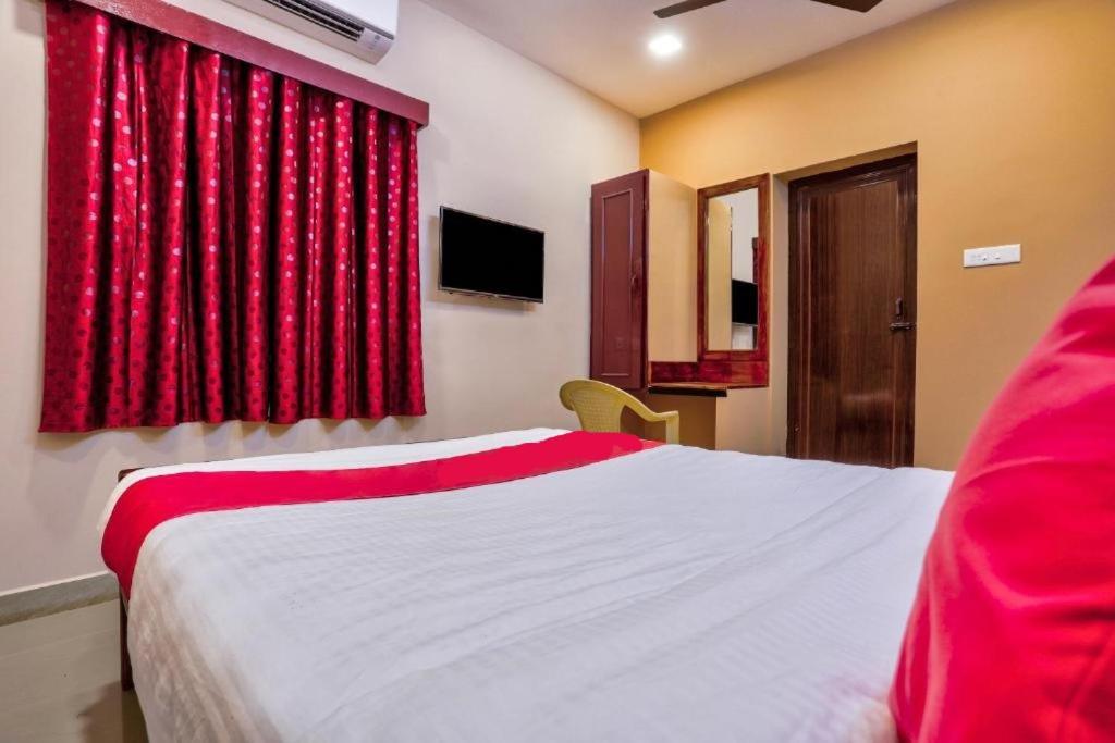 Postel nebo postele na pokoji v ubytování Grand Ocean inn
