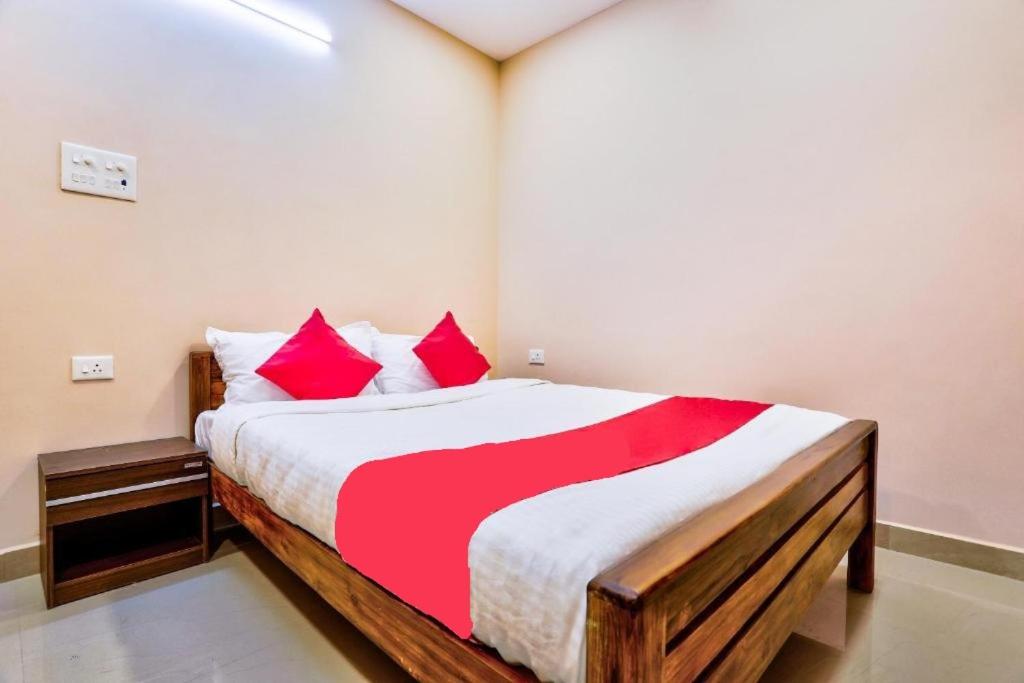 Postel nebo postele na pokoji v ubytování Grand Ocean inn