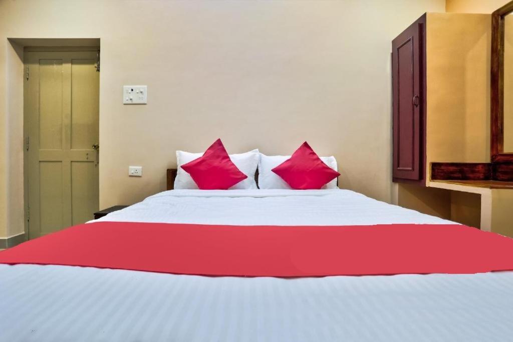 Postel nebo postele na pokoji v ubytování Grand Ocean inn