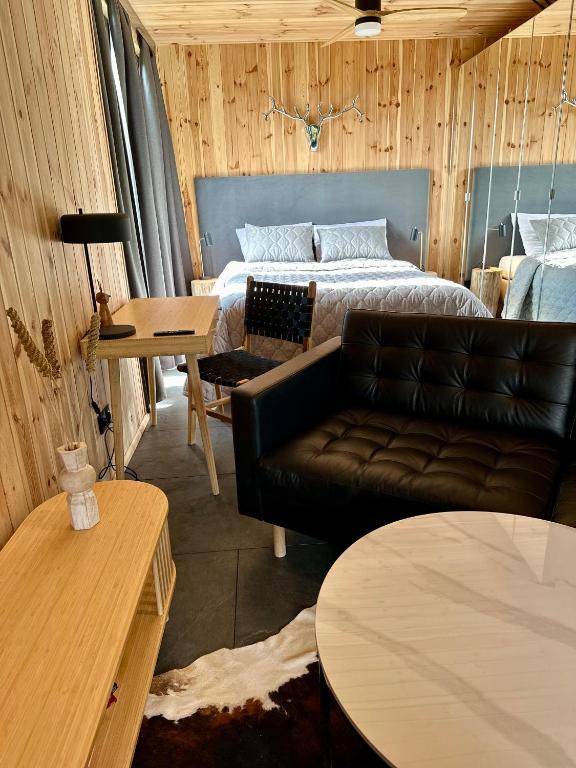 Postel nebo postele na pokoji v ubytování Black Deer - z Sauną na Tarasie, Jacuzzi i Widokiem na Góry - by Deer Hills Luxury Apartments
