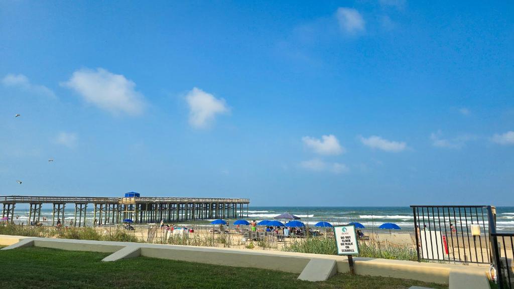 Fotografie z fotogalerie ubytování Herons Haven Coastal Elegance with Pool Access 223 v destinaci South Padre Island