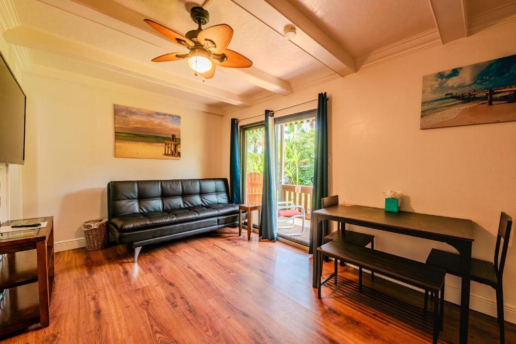una sala de estar con un sofá y una mesa en Toucans Retreat Tranquil 1BR Condo with Patio 102, en South Padre Island