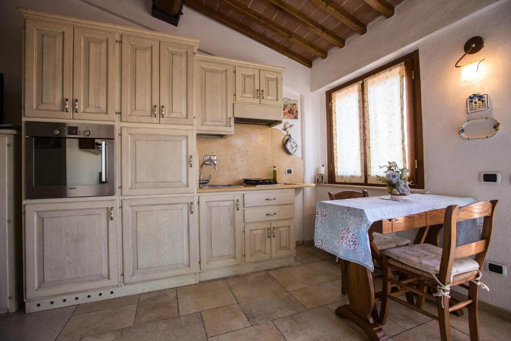 Kuchyň nebo kuchyňský kout v ubytování Antica Fonte Residenza di Siena
