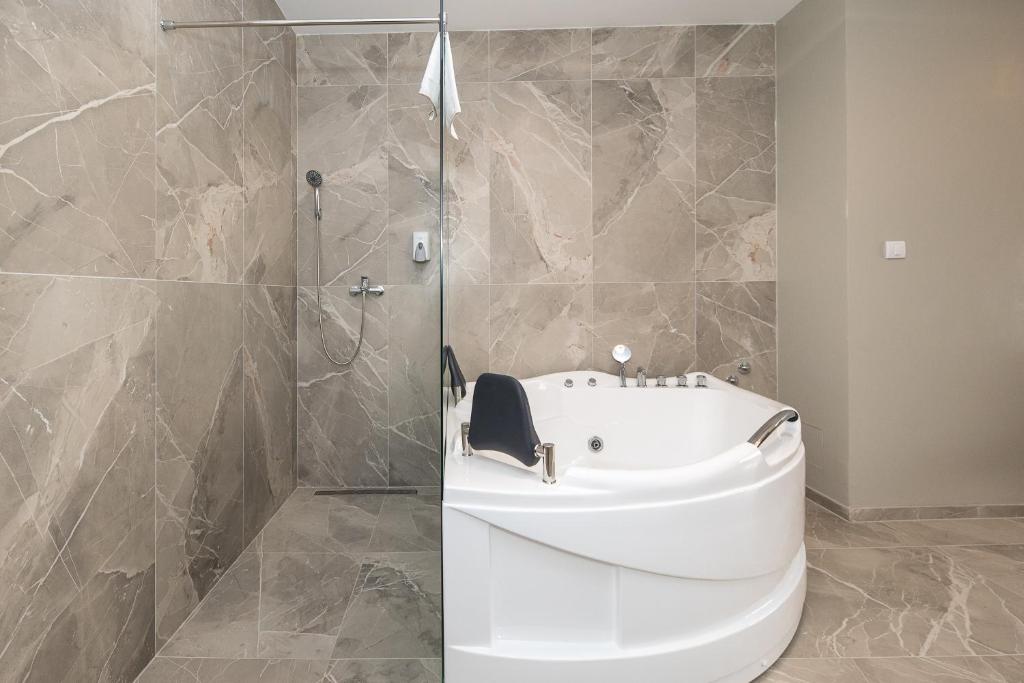 Bagno di Garni Hotel Mediteraneo
