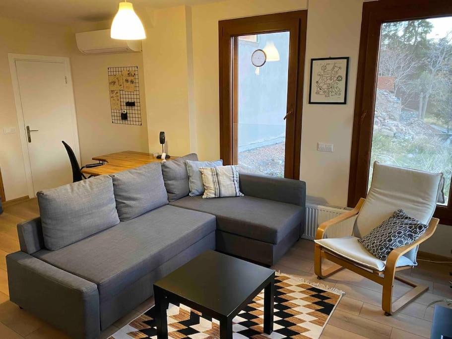 Posezení v ubytování Stylish Triplex Apartment in The Heart of Izmir
