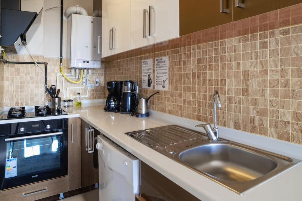 Kuchyň nebo kuchyňský kout v ubytování Stylish Triplex Apartment in The Heart of Izmir