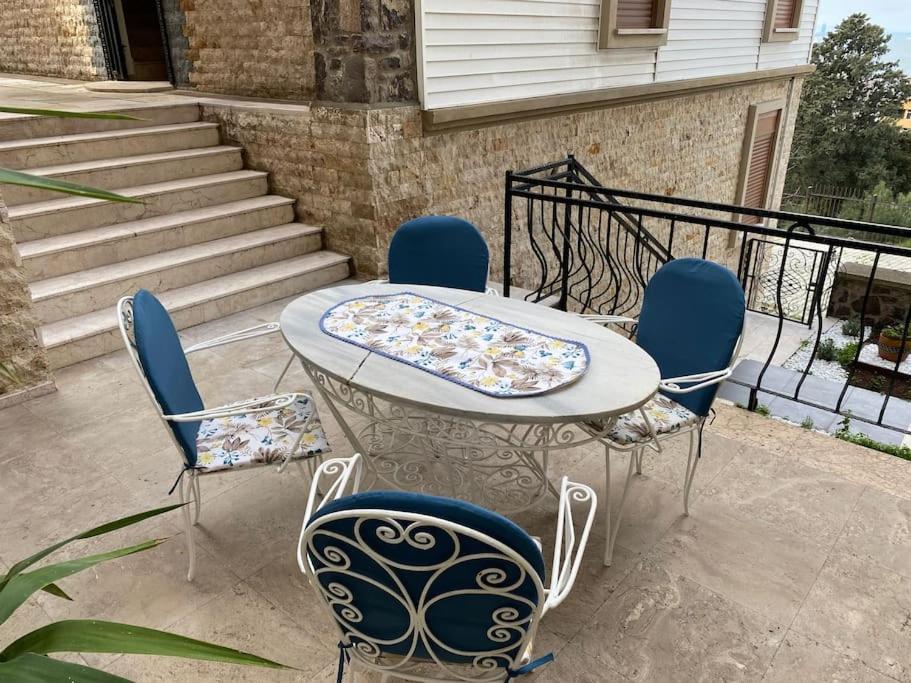 Balkón nebo terasa v ubytování Stylish Triplex Apartment in The Heart of Izmir