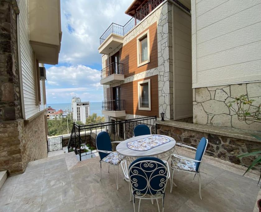 Balkón nebo terasa v ubytování Stylish Triplex Apartment in The Heart of Izmir