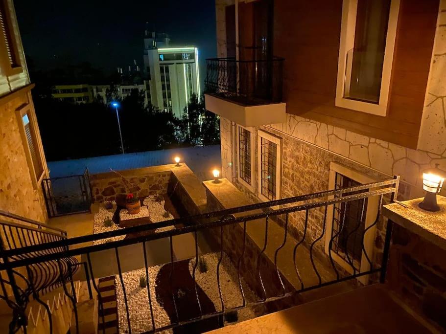 Balkón nebo terasa v ubytování Stylish Triplex Apartment in The Heart of Izmir