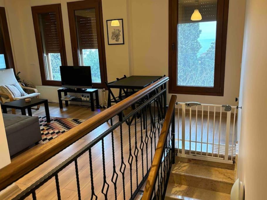 Posezení v ubytování Stylish Triplex Apartment in The Heart of Izmir