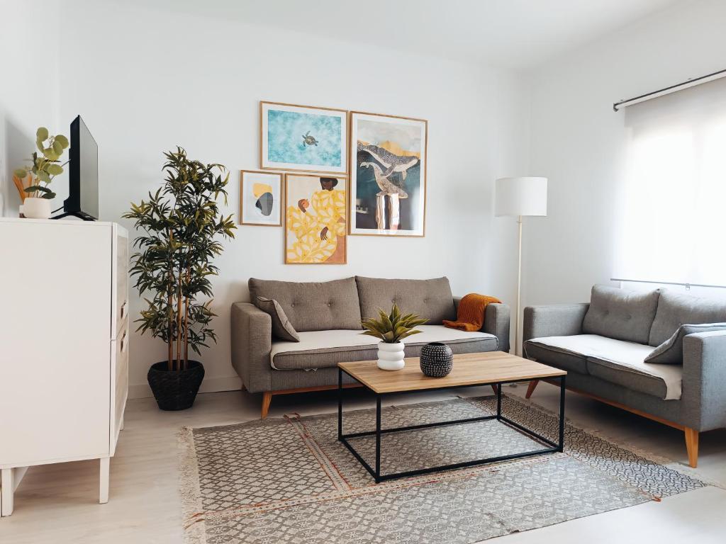 a living room with a couch and a coffee table at Muy acogedor, a 5 min a pie del centro, Cama 1'60, Wifi y Netflix in San Vicente de la Barquera