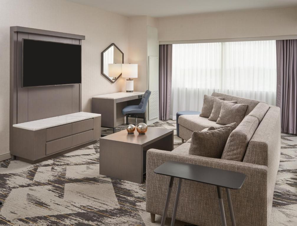 Sheraton Detroit Novi - King Studio With Sofa Bed