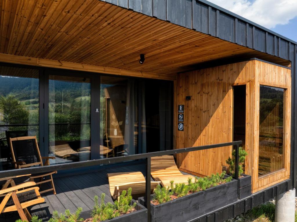 Balkón nebo terasa v ubytování Black Deer - z Sauną na Tarasie, Jacuzzi i Widokiem na Góry - by Deer Hills Luxury Apartments