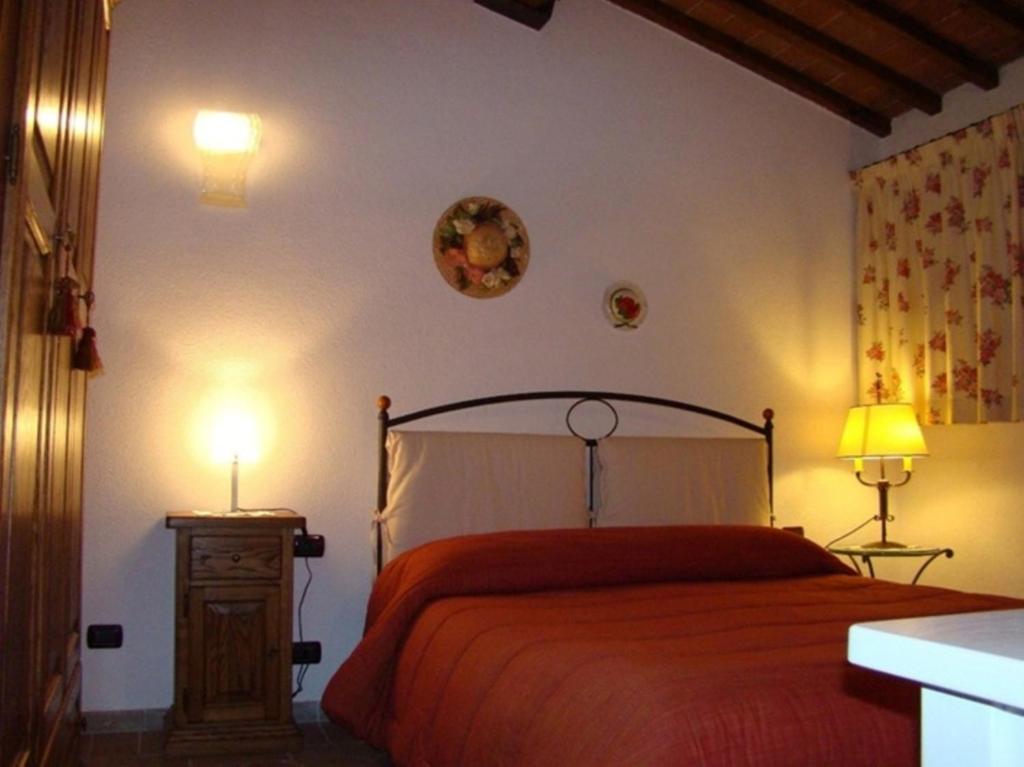 Postel nebo postele na pokoji v ubytování Antica Fonte Residenza di Siena