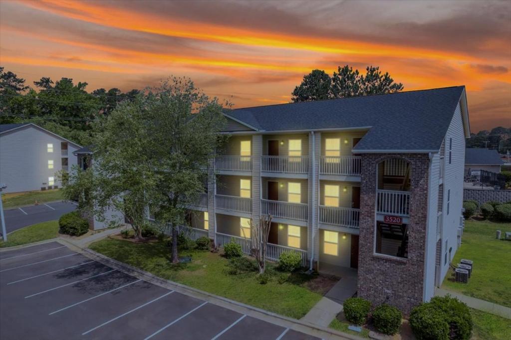 フォートブラッグにあるCb 204 Fayetteville Retreat, Free Parking, Poolの夕日の建物の空中