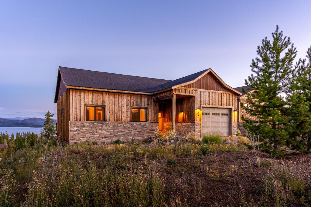 una casa a orillas de un lago en Infinity View, en Grand Lake