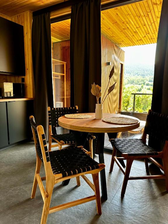 Fotografie z fotogalerie ubytování Black Deer - z Sauną na Tarasie, Jacuzzi i Widokiem na Góry - by Deer Hills Luxury Apartments v destinaci Kocoń
