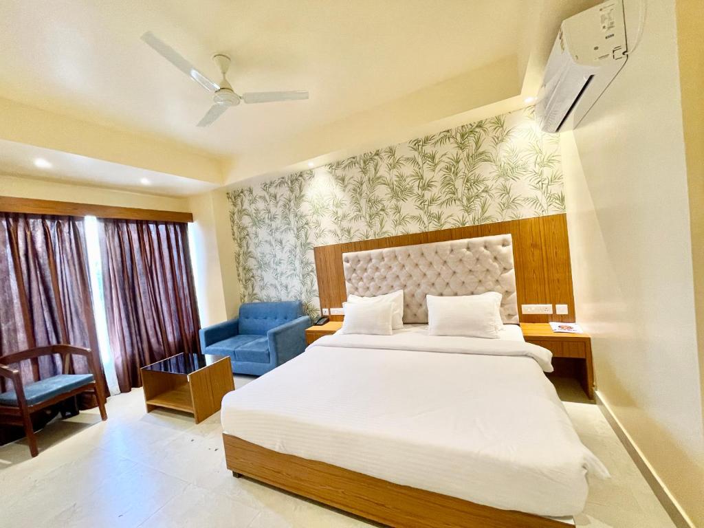 Postelja oz. postelje v sobi nastanitve HOTEL PETAL ! PURI होटल पेटल হোটেল পাপড়ি హోటల్ పెటల్ fully-air-conditioned-hotel with-lift-and-parking-Card Payment Accepted-facility breakfast-included Best Hotel in Puri 2