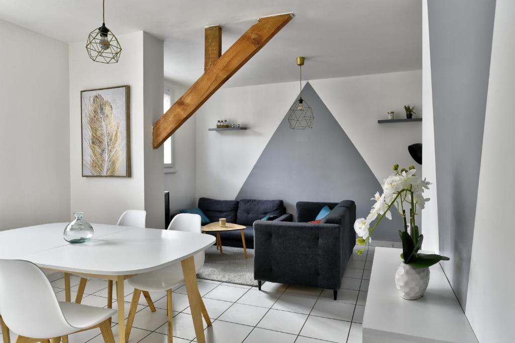 a living room with a white table and chairs at Spacieux & Familial 3 chambres proche gare in Saumur