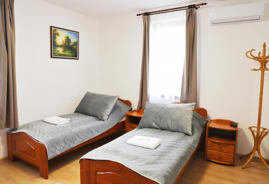 Łóżko lub łóżka w pokoju w obiekcie Auróra Rendezvényterem & Szállás