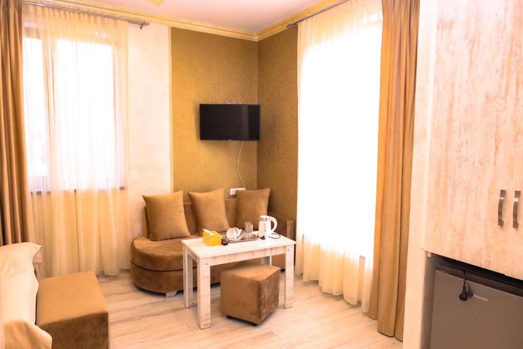 TV a/nebo společenská místnost v ubytování Kare No Hotel Tsaghkadzor