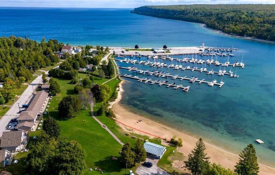 une vue aérienne d'une marina avec des bateaux dans l'eau dans l'établissement Lions Head Beach Motel & Cottages - WATERFRONT, à Lion's Head