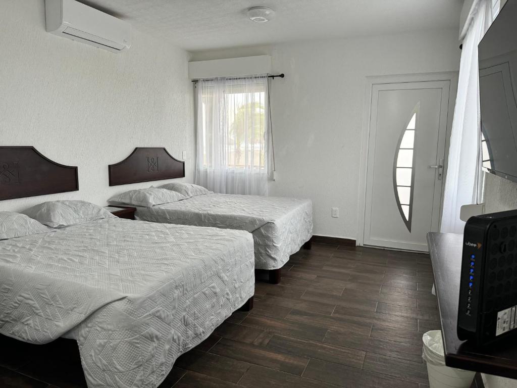 Postel nebo postele na pokoji v ubytování Ananta Hotel