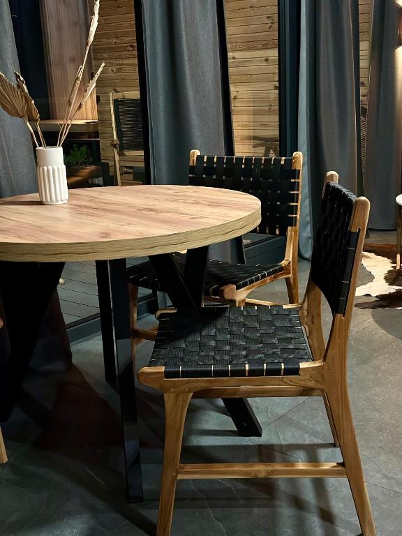 Posezení v ubytování Black Deer - z Sauną na Tarasie, Jacuzzi i Widokiem na Góry - by Deer Hills Luxury Apartments