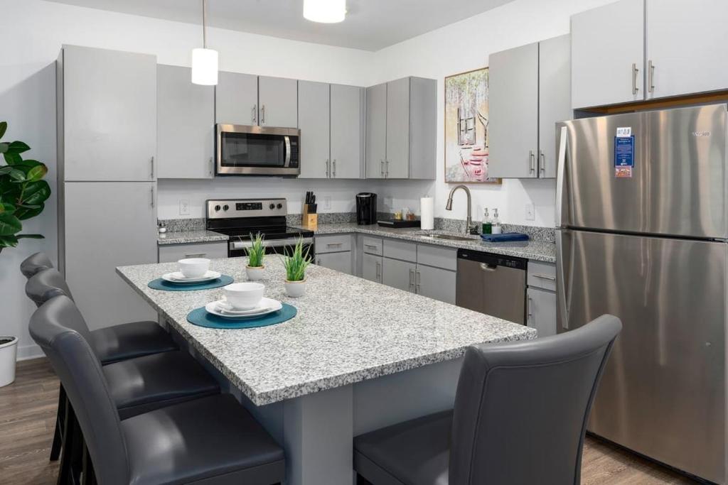 佩勒姆Luxury 1 BR apt in new community - Oak Mt Park的带柜台和冰箱的厨房