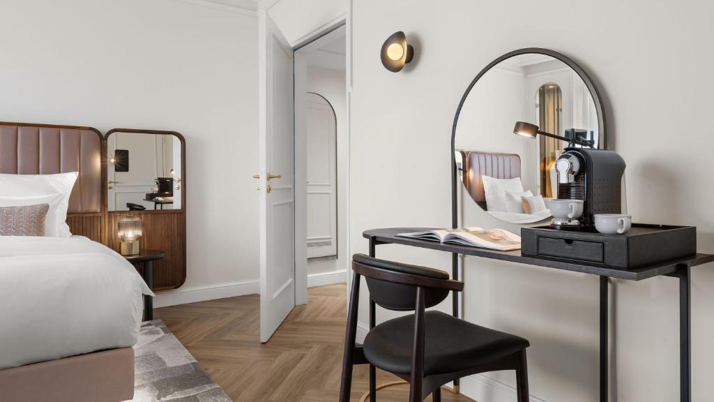 Postel nebo postele na pokoji v ubytování Hotel Bristol Berlin