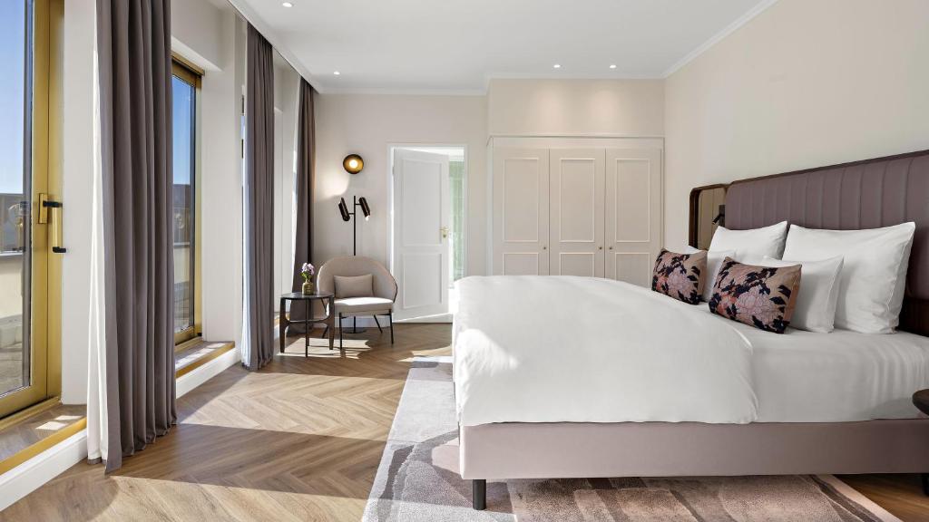 Postel nebo postele na pokoji v ubytování Hotel Bristol Berlin