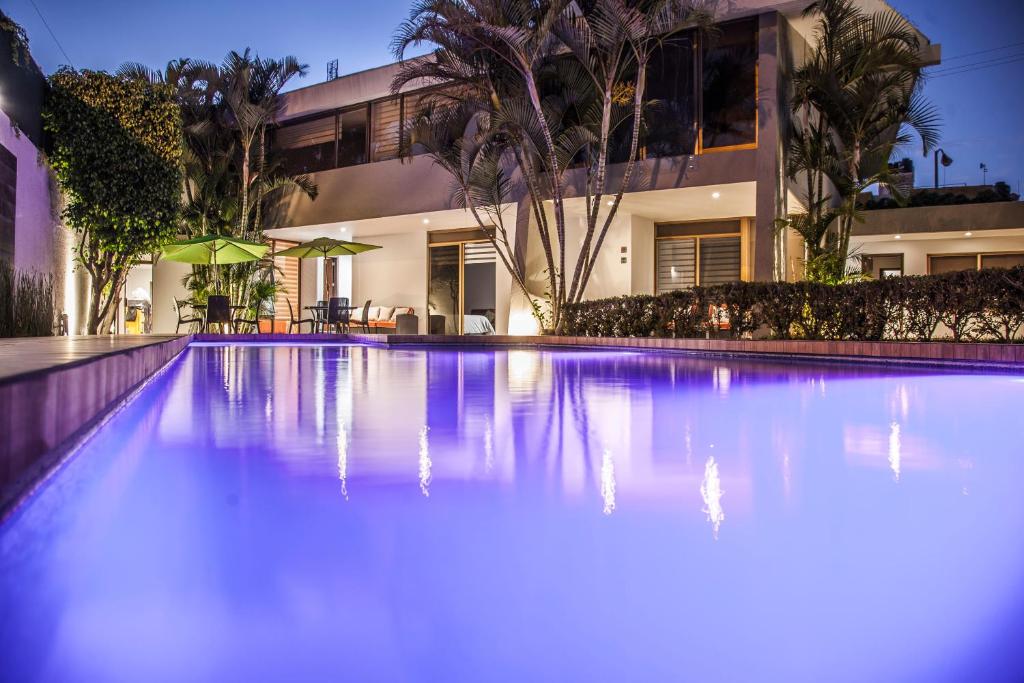 an empty swimming pool in front of a building at Hotel Platino Expo in Guadalajara