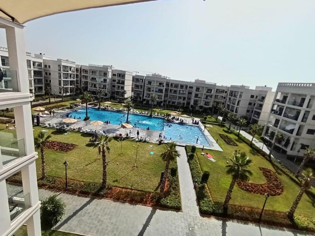 Bazén v ubytování Magnifique appart vue piscine 5min de la plage nebo v jeho okolí