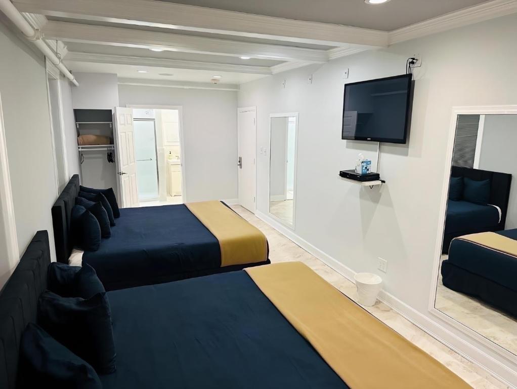 TV a/nebo společenská místnost v ubytování Long Beach Hotel