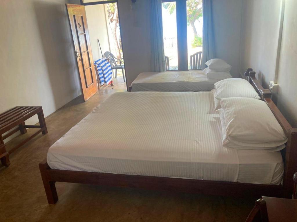 Postel nebo postele na pokoji v ubytování Pearl Oceanic Resort - Trincomalee