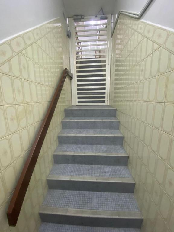 ジョージタウンにあるCJA Homestay Jalan Perakの階段手すりと階段を用いた建物内の階段
