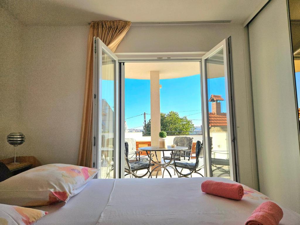 Posteľ alebo postele v izbe v ubytovaní Villa with a heated Pool near Split with Magnificent View