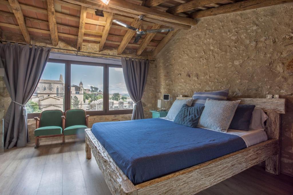 Postel nebo postele na pokoji v ubytování AS Palau dels Alemanys Suites Boutique Monument