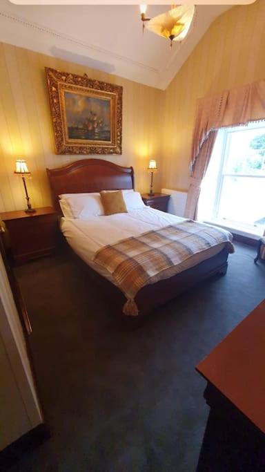 Postel nebo postele na pokoji v ubytování Riverview Georgian House