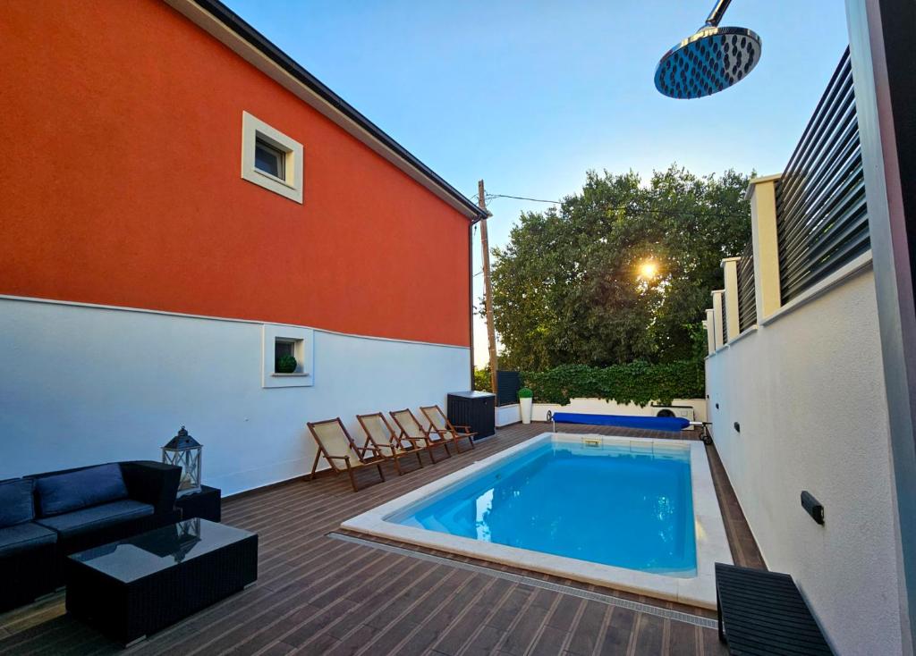 Bazén v ubytovaní Villa with a heated Pool near Split with Magnificent View alebo v jeho blízkosti