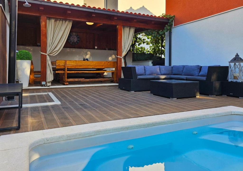 Bazén v ubytovaní Villa with a heated Pool near Split with Magnificent View alebo v jeho blízkosti