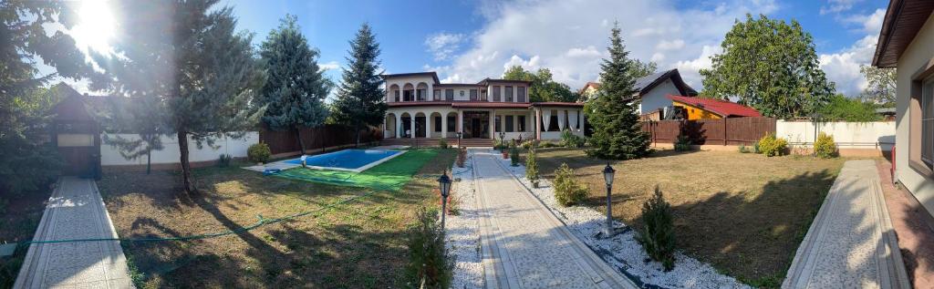una vista aerea di una casa con piscina di Vila Arcada Otp a Otopeni