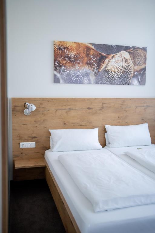 Postel nebo postele na pokoji v ubytování Lahn Hotel