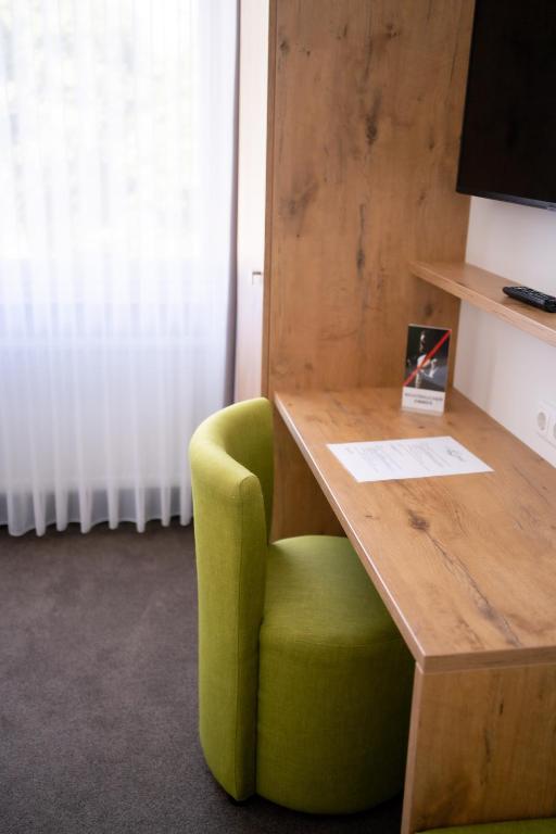 TV a/nebo společenská místnost v ubytování Lahn Hotel