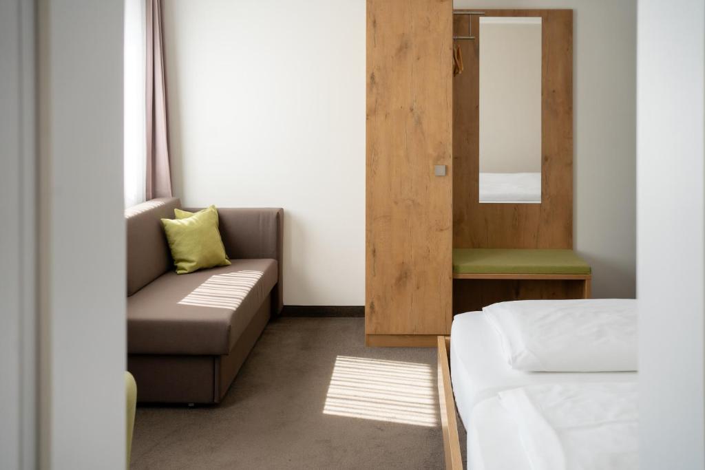 Postel nebo postele na pokoji v ubytování Lahn Hotel